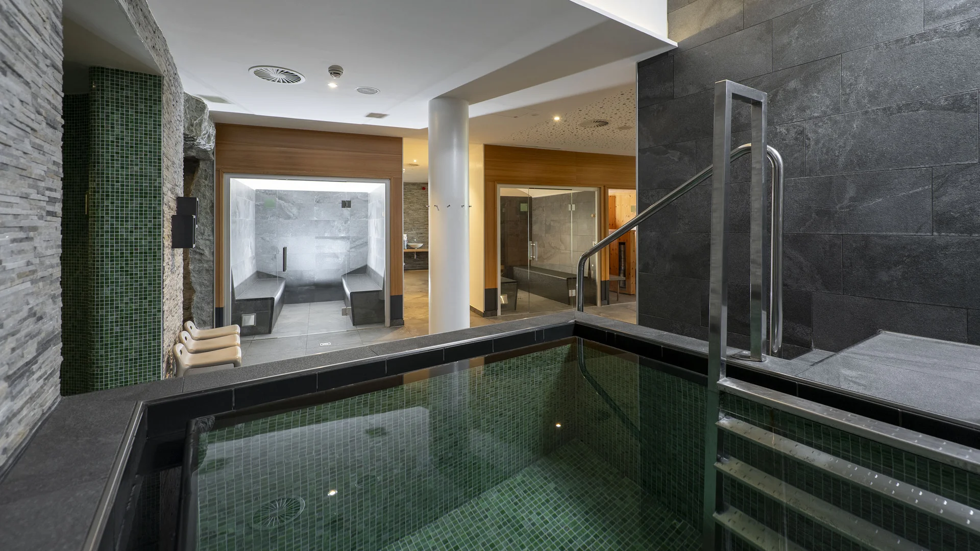 Moderner Wellnessbereich mit Whirlpool, Sauna und Dampfraum