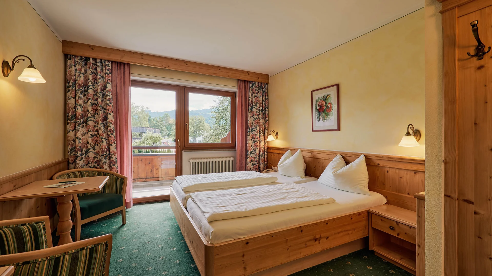 Gasthaus-Hotel Oberwirt **** © Julian Höck Gezellige hotelkamer met tweepersoonsbed, balkon en zithoek