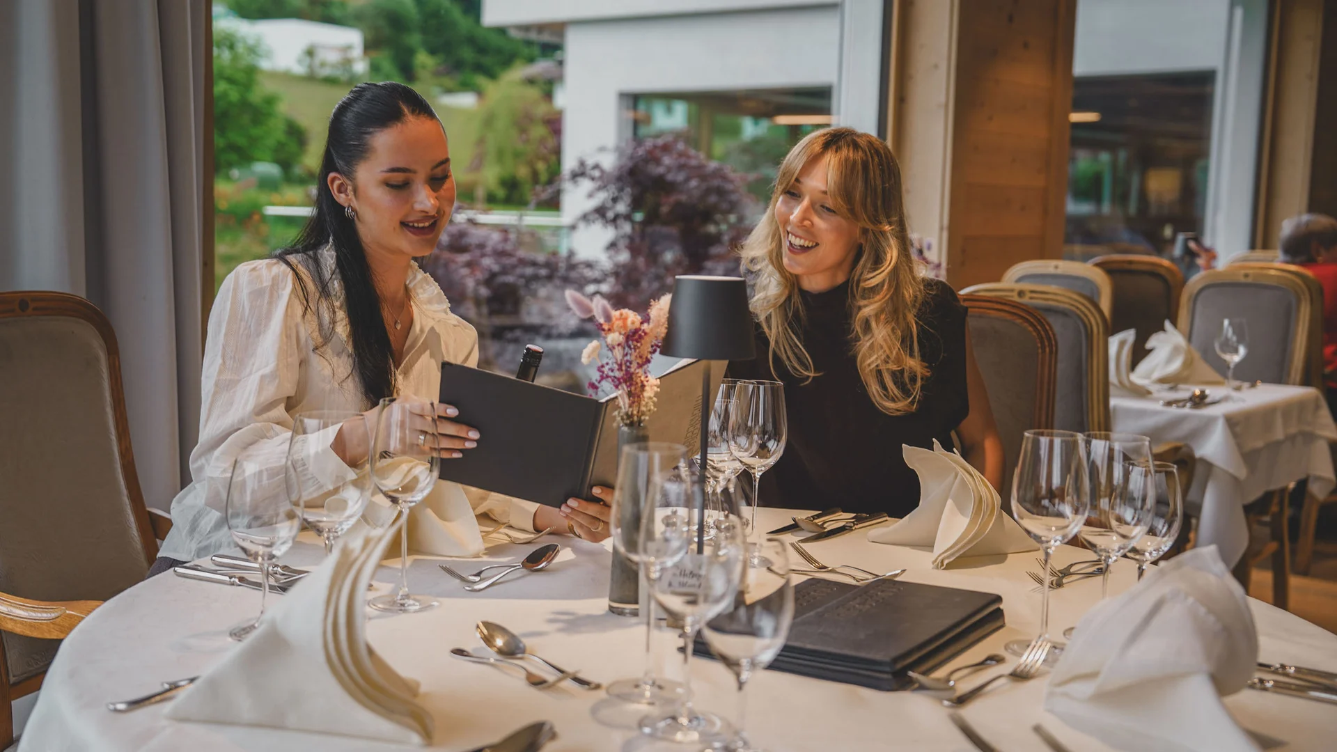 Hotel Thierseerhof **** Two women looking at the menu in an elegant restaurant