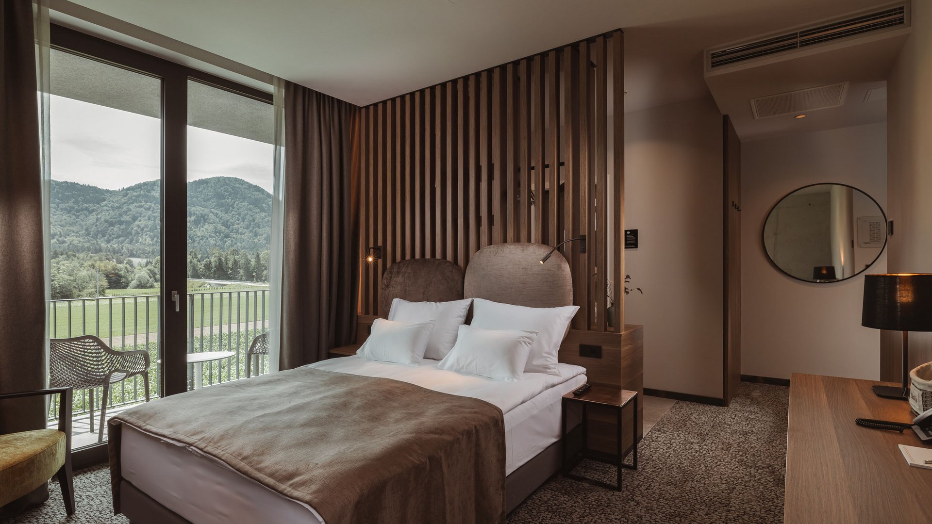 Hotel Grof **** © Ziga Intihar Modernes Hotelzimmer mit Doppelbett und Balkon mit Bergblick