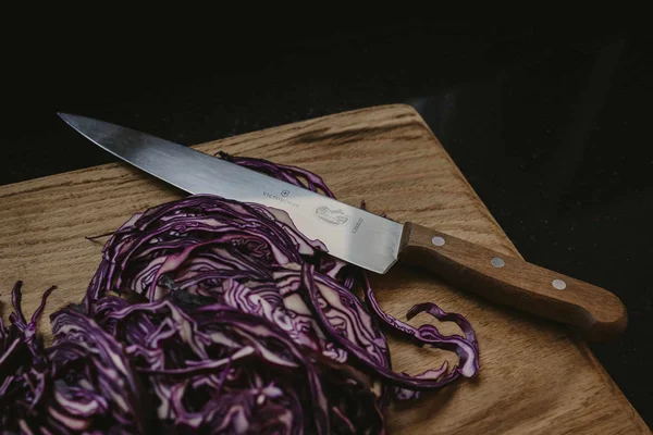 Hinterthurgauer Jagd Teller © Irma Schatt Messer mit Holzgriff auf Schneidebrett mit geschnittenem Rotkohl