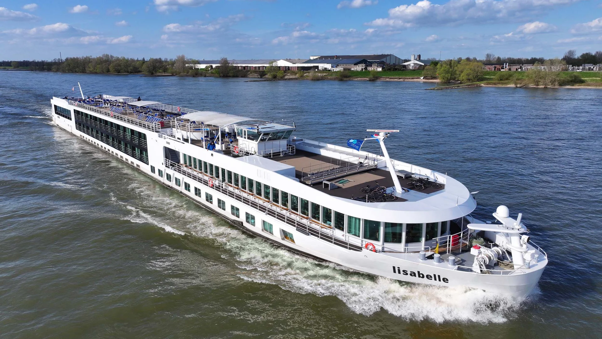 Cycle tour between Passau and Vienna © Rad+Reisen - Navibelle River cruise ship Lisabelle sailing on water under sunny sky