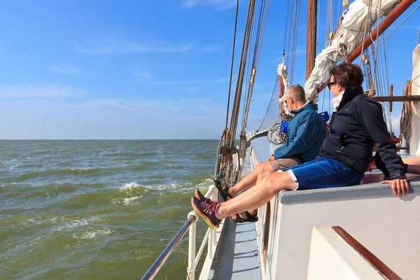 Wo Radfahren & Wasser zusammengehören © Boat Bike Tours Zwei Personen sitzen entspannt auf einem Segelboot bei klarem Himmel