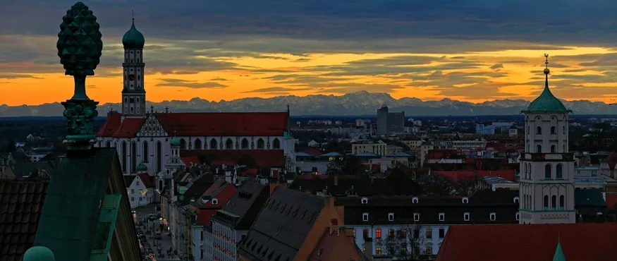 Augsburg stadsgezicht bij zonsondergang met Alpen op de achtergrond