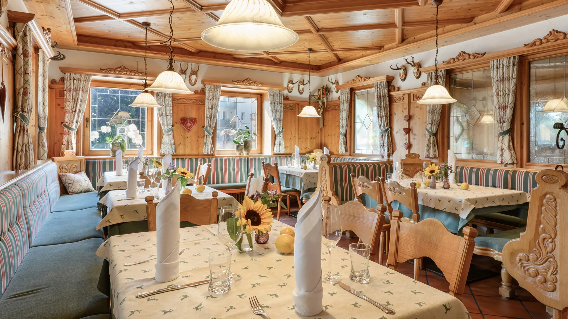 Gemütlicher Restaurantinnenraum mit Holzmöbeln und gedeckten Tischen