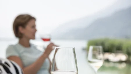 Kulinarisch unterwegs in Tramin © IDM Südtirol - Alex Filz Personen genießen Wein und Snacks im Freien mit Berg- und Seeblick
