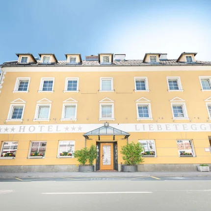 Gelbes Hotelgebäude Hotel Liebetegger bei sonnigem Wetter