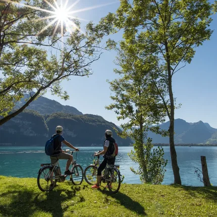 Twee fietsers bij een bergmeer op een zonnige dag