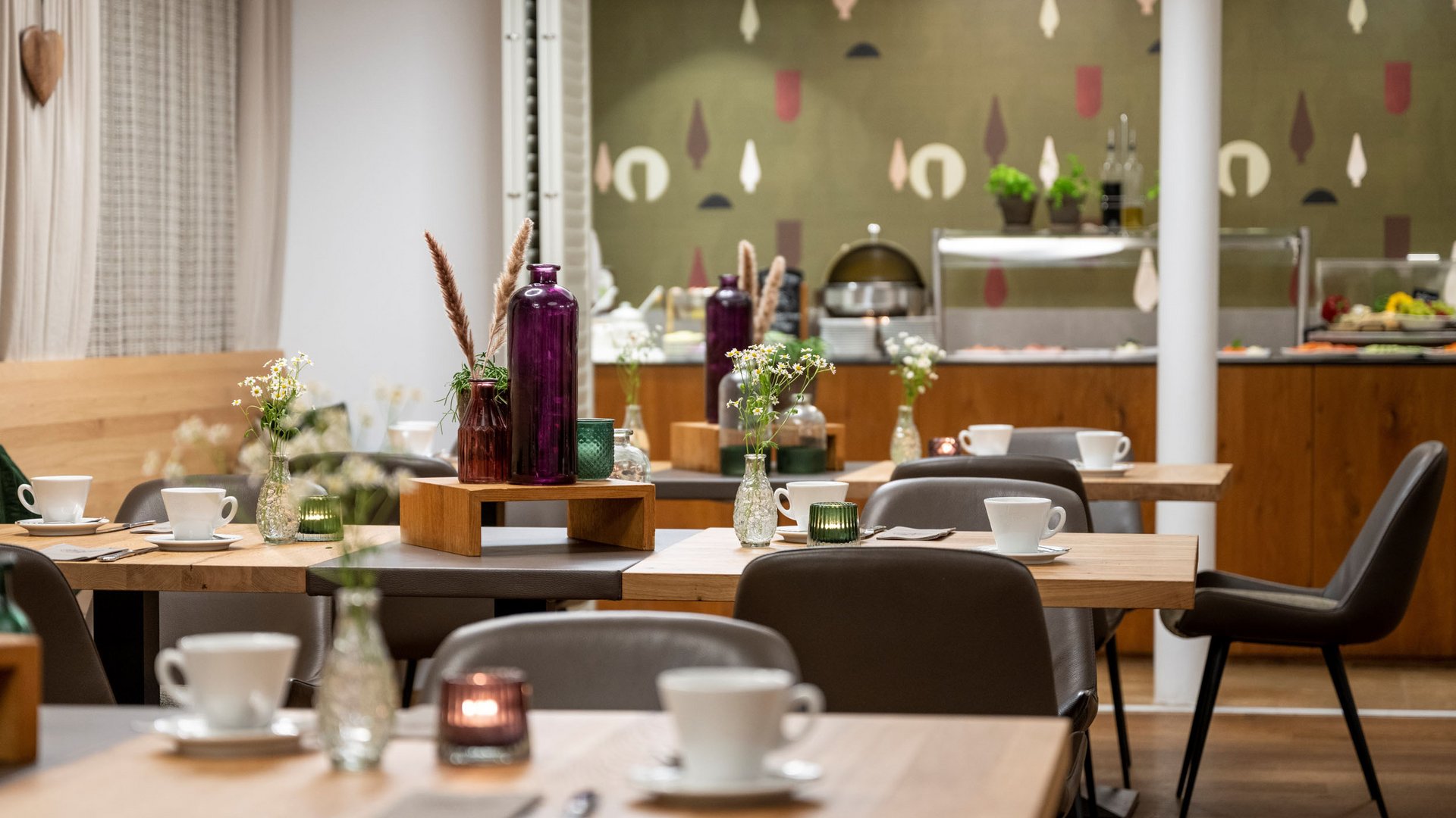 Gemütliches Café mit Tischen, Stühlen und Blumendekoration