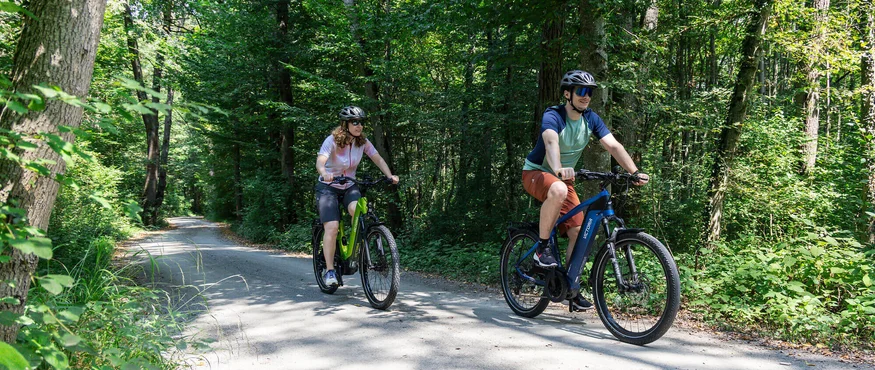 Genuss mit jedem Tritt im Thermen- & Vulkanland © Heiko Mandl Zwei Radfahrer mit Helmen fahren auf einem Waldweg