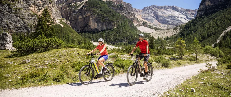 Zwei Radfahrer auf bergigem Weg bei sonnigem Wetter