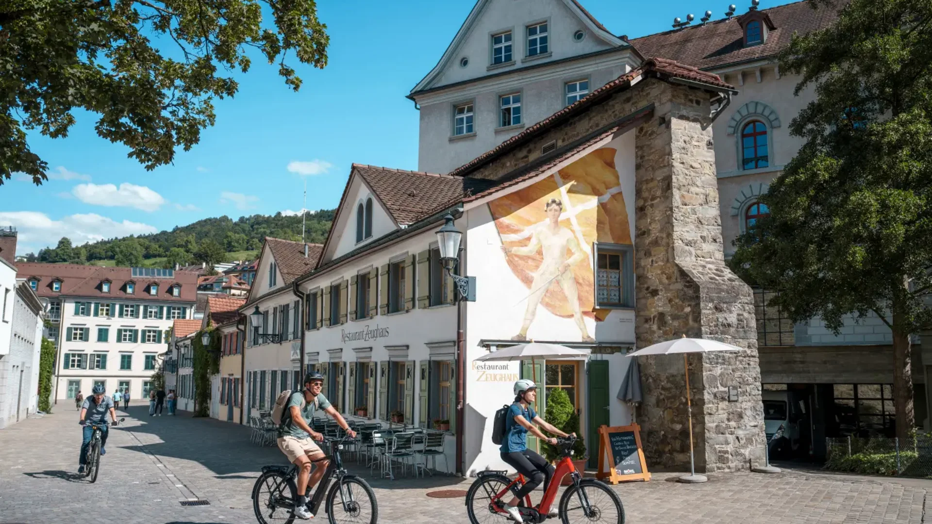 Fietsers in zonnige historische binnenstad
