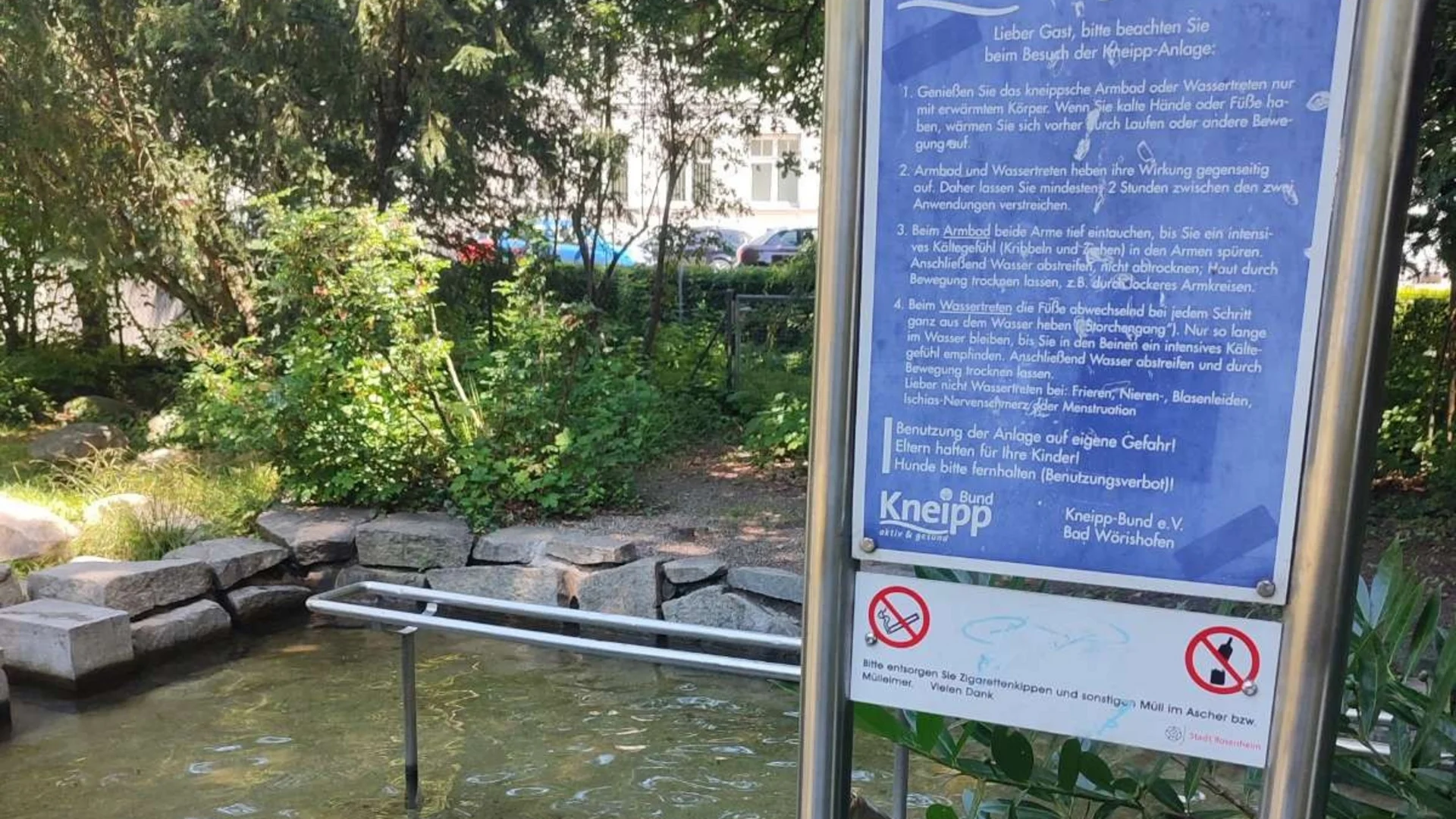 Kneipp gezondheidsinstallatie met waterbekken en informatiebord in het park