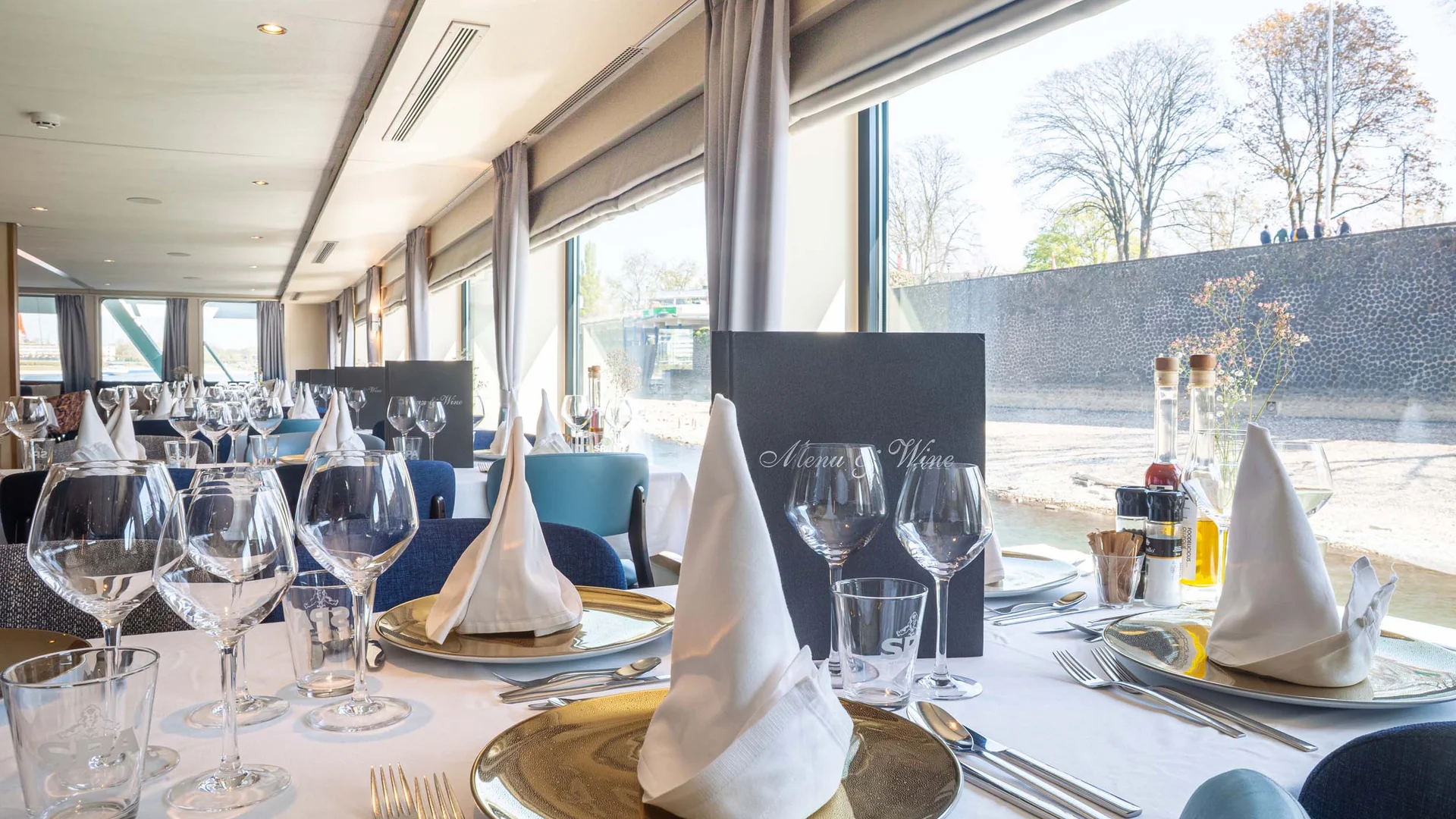Cycle tour between Passau and Vienna © Rad+Reisen - Tobias Bayer Elegant restaurant with set tables and river view through large windows