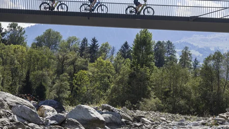 Vier Tage, vier Seiten der RheinWelten © Velontour - Heiko Mandl Drei Radfahrer fahren auf einer Brücke über einen Felsenfluss