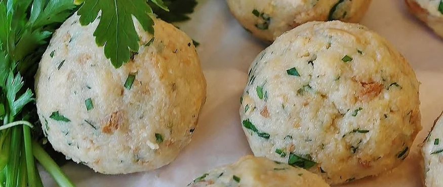 Frische Semmelknödel mit Petersilie auf Backpapier