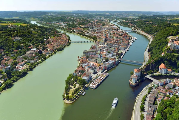Urlaub mit Rad & Schiff © Bayern Tourismus Marketing GmbH - Hajo Dietz Luftaufnahme von Passau mit Donau, Inn und Ilz Flüssen und einer Schiffsfahrt