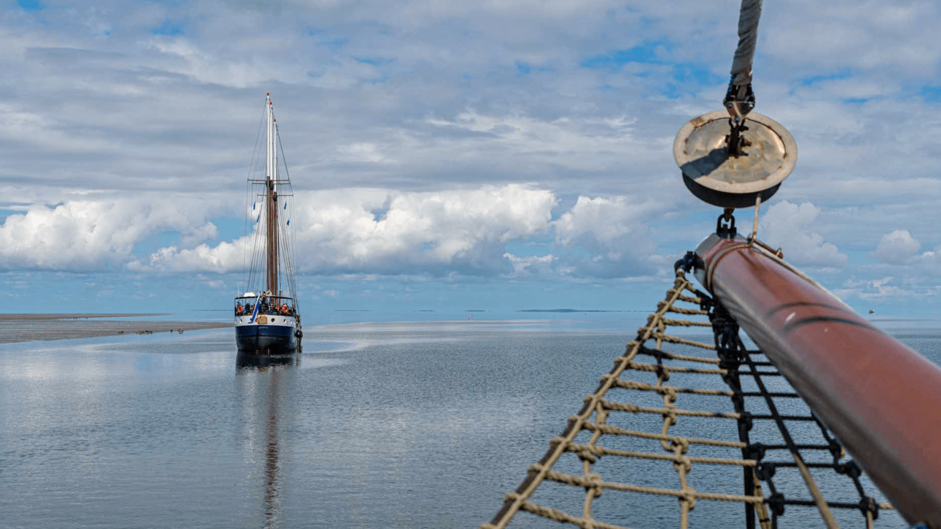 Boat Bike Tours © Boat Bike Tours Segelboot auf ruhigem Wasser unter bewölktem Himmel