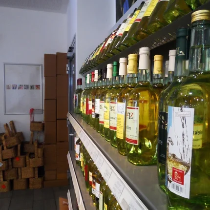 Regal mit vielen verschiedenen Weinflaschen und Körben in einem Laden