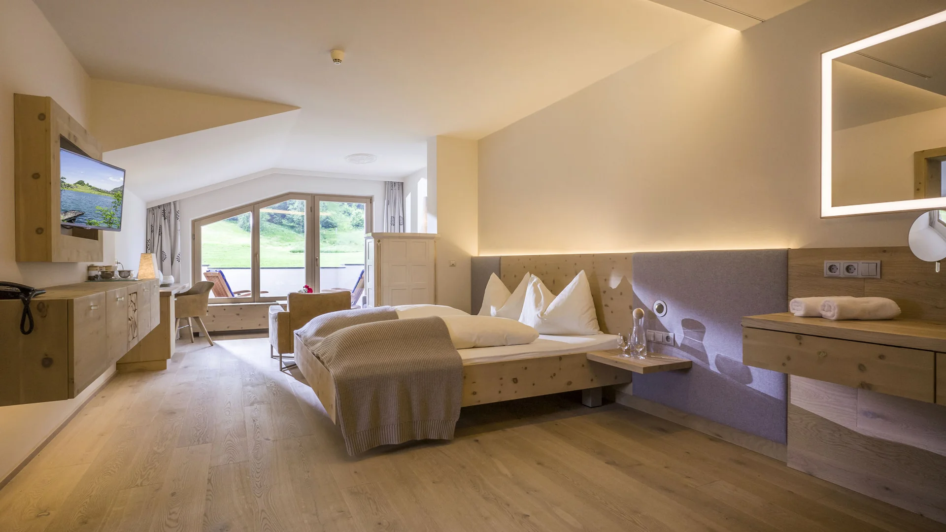 Hotel Thierseerhof **** Modern hotel room with double bed, TV, and window with mountain view