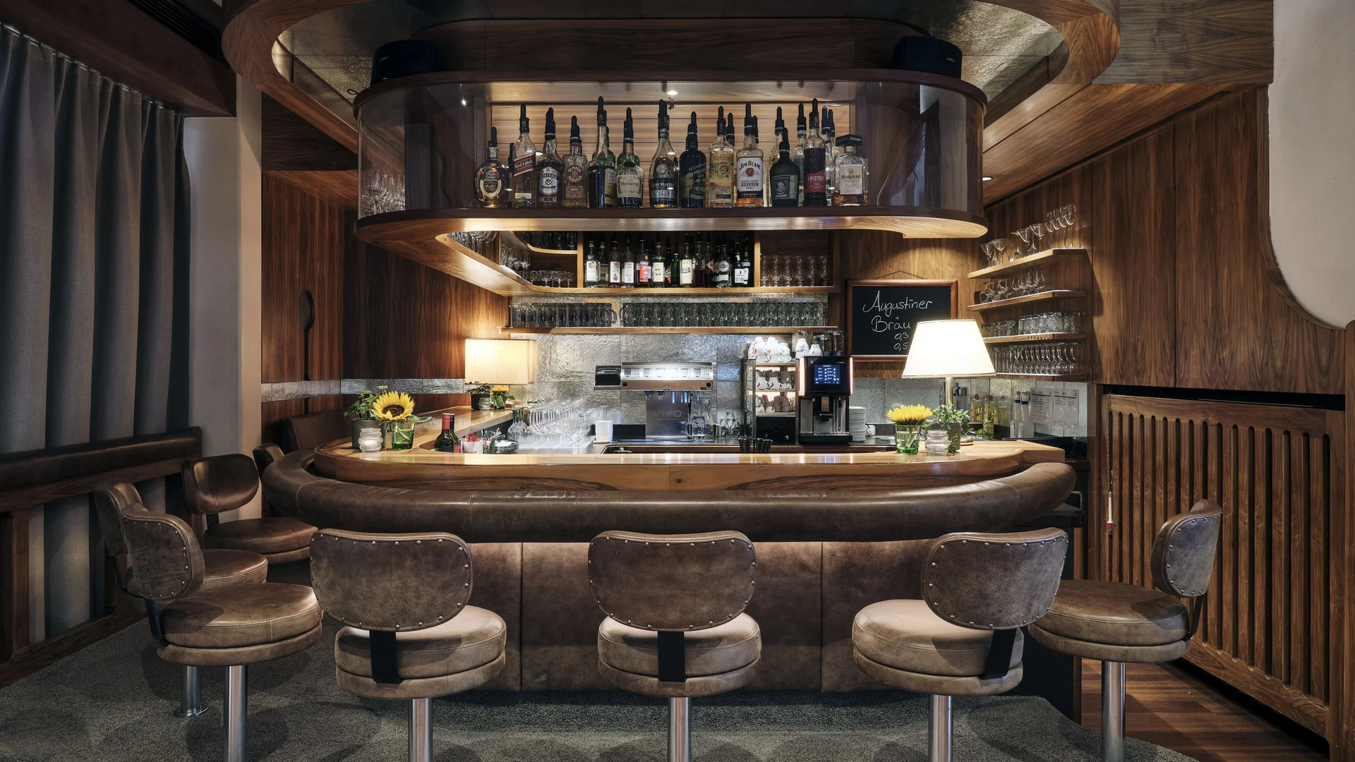 Hotel Andreas Hofer Kufstein **** © Dominik Hollaus Gemütliche Hotelbar mit Lederhockern und Holzverkleidung