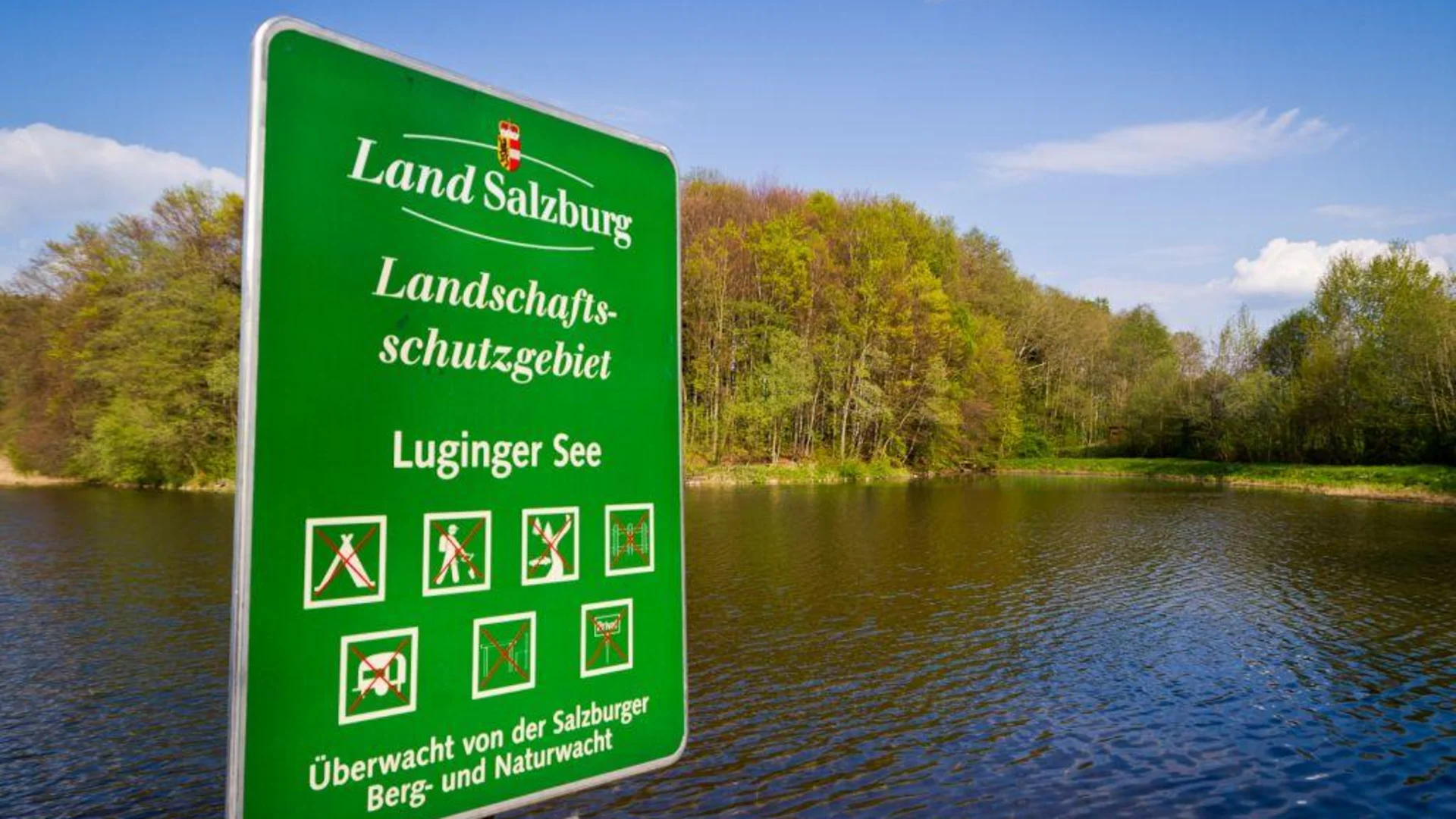 Tour-Detail © Gerald Fimberger Schild am Luginger See im Landschaftsschutzgebiet Salzburg mit Verbotshinweisen