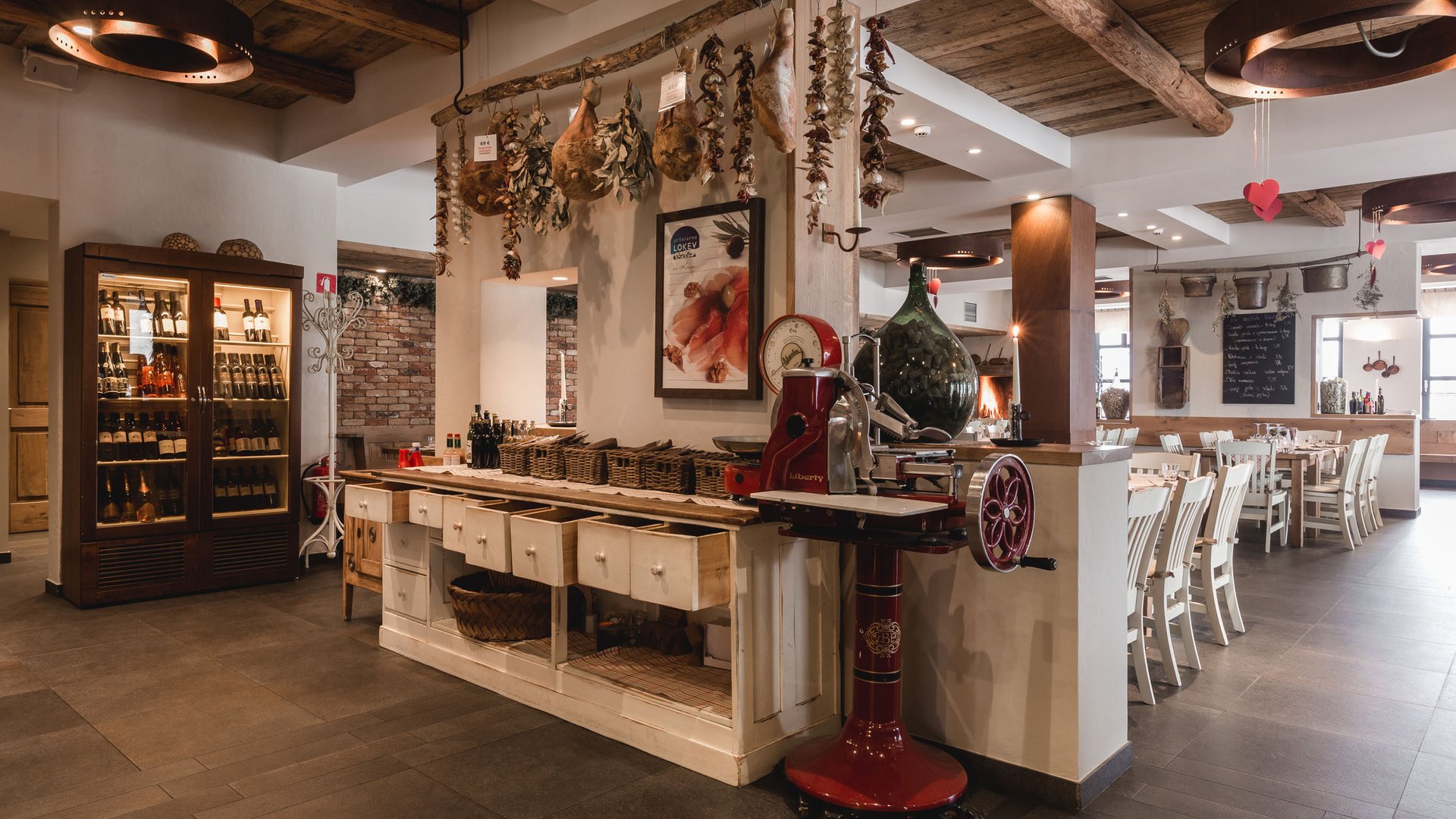 Hotel Grof **** © Ziga Intihar Rustikales Restaurantinterieur mit hängenden getrockneten Kräutern und Weinregal