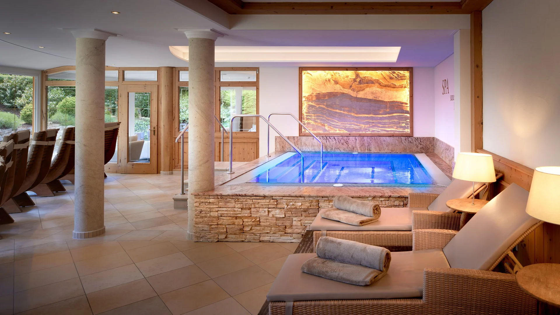 Garden & Spa Hotel das Götzfried **** © Michael Huber Fotographie Overdekt verwarmd zwembad met ligstoelen en sfeerverlichting