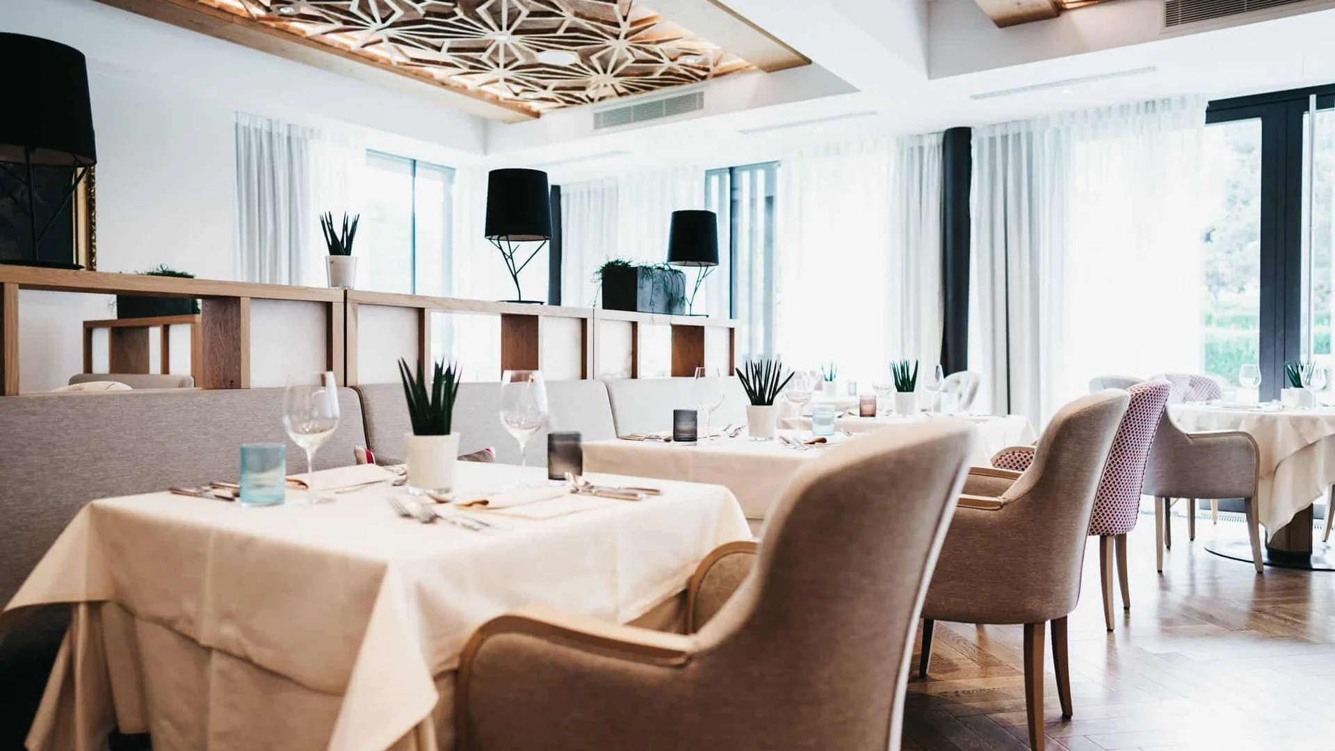 Elegantes Restaurant mit gedeckten Tischen und modernem Dekor