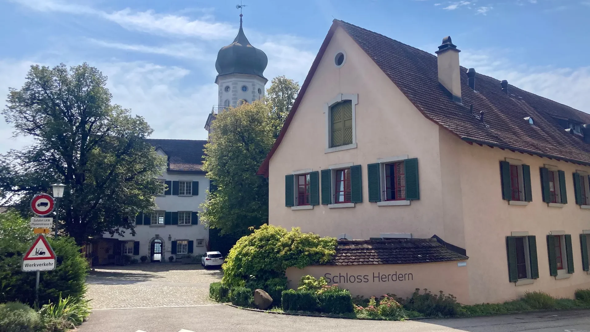 Tour detail © Thurgau Tourismus Schloss Herdern with old tower and house under sunny sky