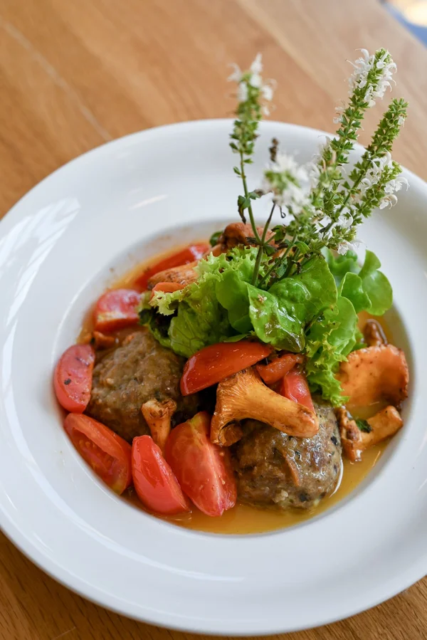 Brotknödel © Finkennest Zillham - Kerstin Riemer Fleischklöße mit Pfifferlingen, Tomaten und Salat garniert