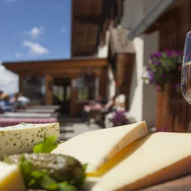 Kaasplankje met wijn buiten een restaurant op een zonnige dag