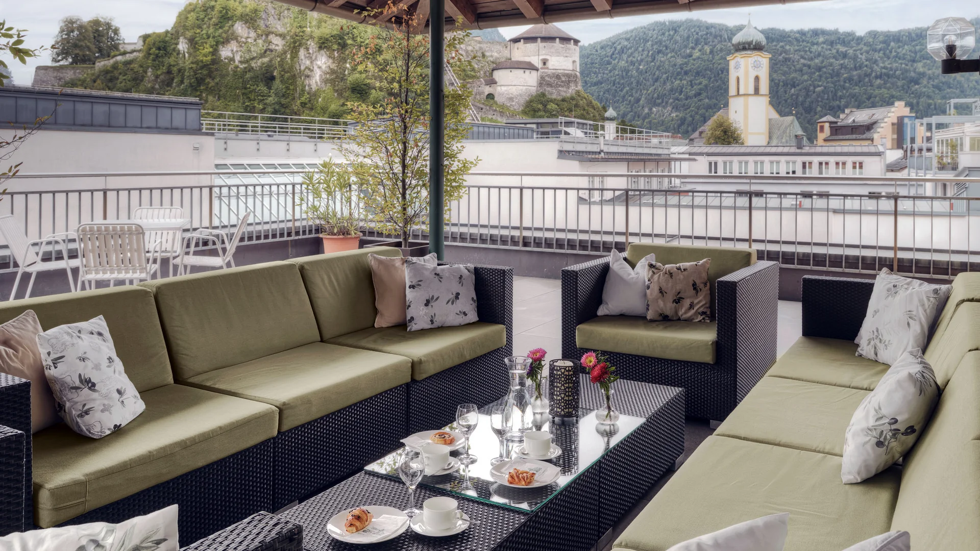 Hotel Andreas Hofer Kufstein **** © Dominik Hollaus Überdachte Dachterrasse mit Sitzbereich und Blick auf Burg und Kirche