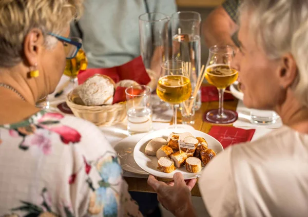 St.Gallen: Radurlaub im Herzen des UNESCO Welterbe © freis.art Menschen teilen Wiener Würstchen und Bier an einem gedeckten Tisch