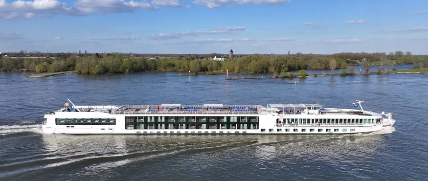 Cycle tour between Passau and Vienna © Rad+Reisen - Navibelle Cruise ship on a river with green banks and blue sky