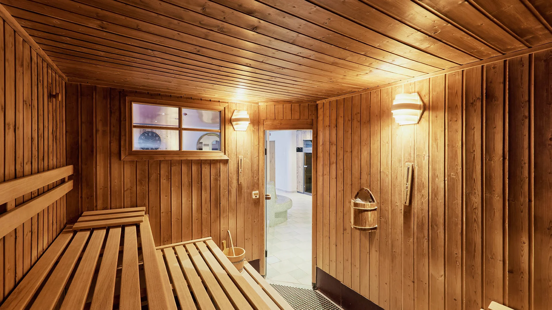 Gasthaus-Hotel Oberwirt **** © Julian Höck Interieur van een traditionele sauna met houten banken en wanden