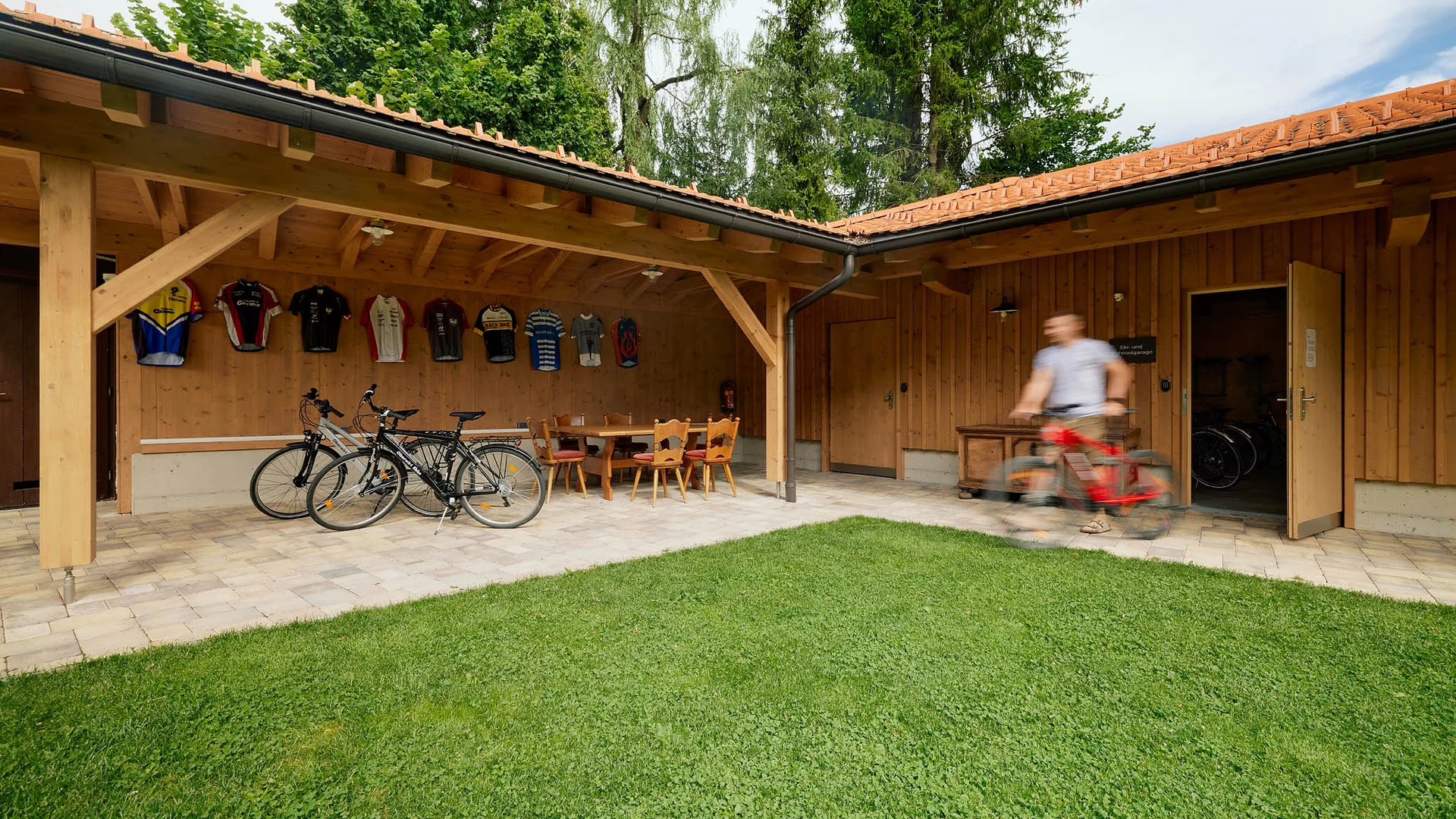 Gasthaus-Hotel Oberwirt **** © Julian Höck Overdekte fietsenstalling met fietsen en wielershirts aan de muur