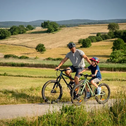 B32 Rosalia-Radwanderweg © Andreas Hafenscher Vater und Sohn fahren mit Fahrrädern auf einem Landweg durch die Natur