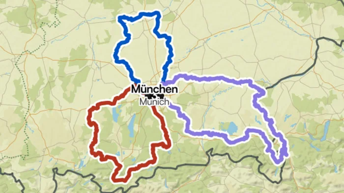 Karte mit drei farbigen Routen rund um München in Bayern
