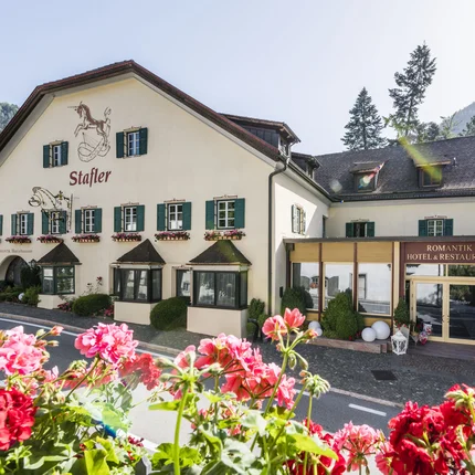 Hotel en restaurant Stafler in de bergen met bloemen op de voorgrond