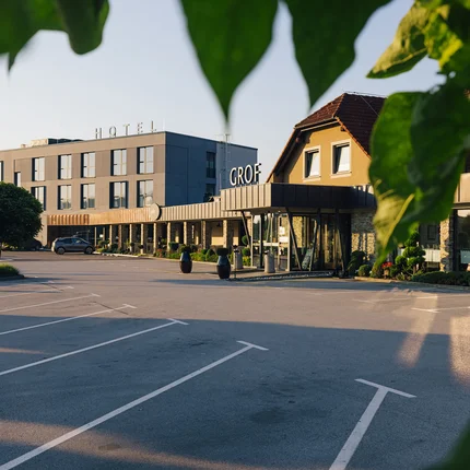 Leerer Parkplatz vor modernem Hotelgebäude bei Tageslicht