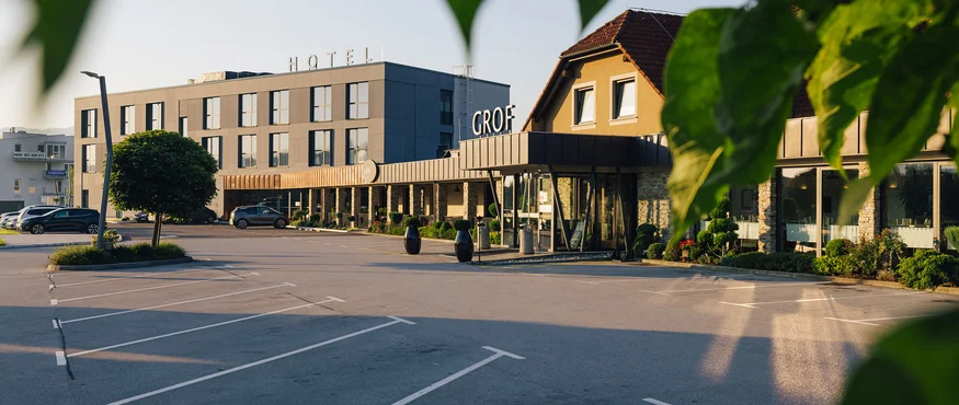 Leerer Parkplatz vor modernem Hotelgebäude bei Tageslicht