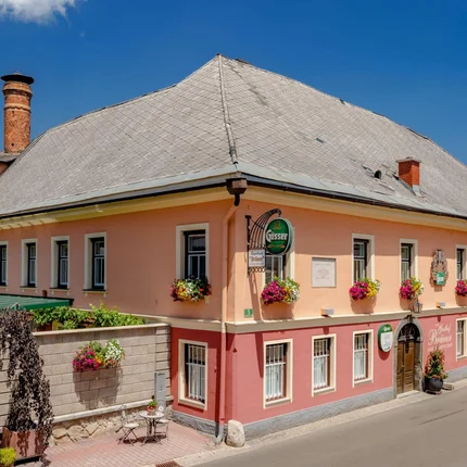 Historisches Gasthaus mit Blumendekoration und typisch österreichischer Architektur