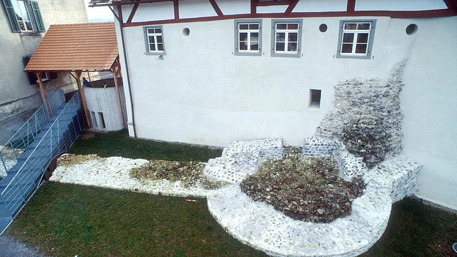 Tour detail Ruins of an old stone house with timber framing and a tiled roof