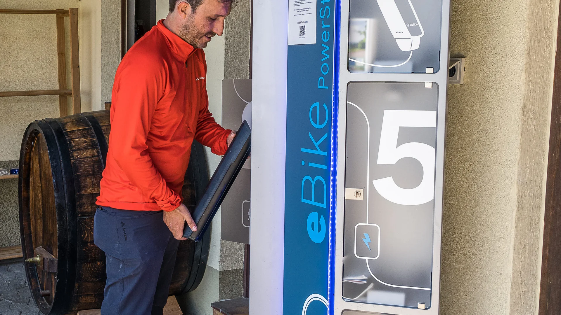 Man laadt eBike-accu op bij Bosch PowerStation