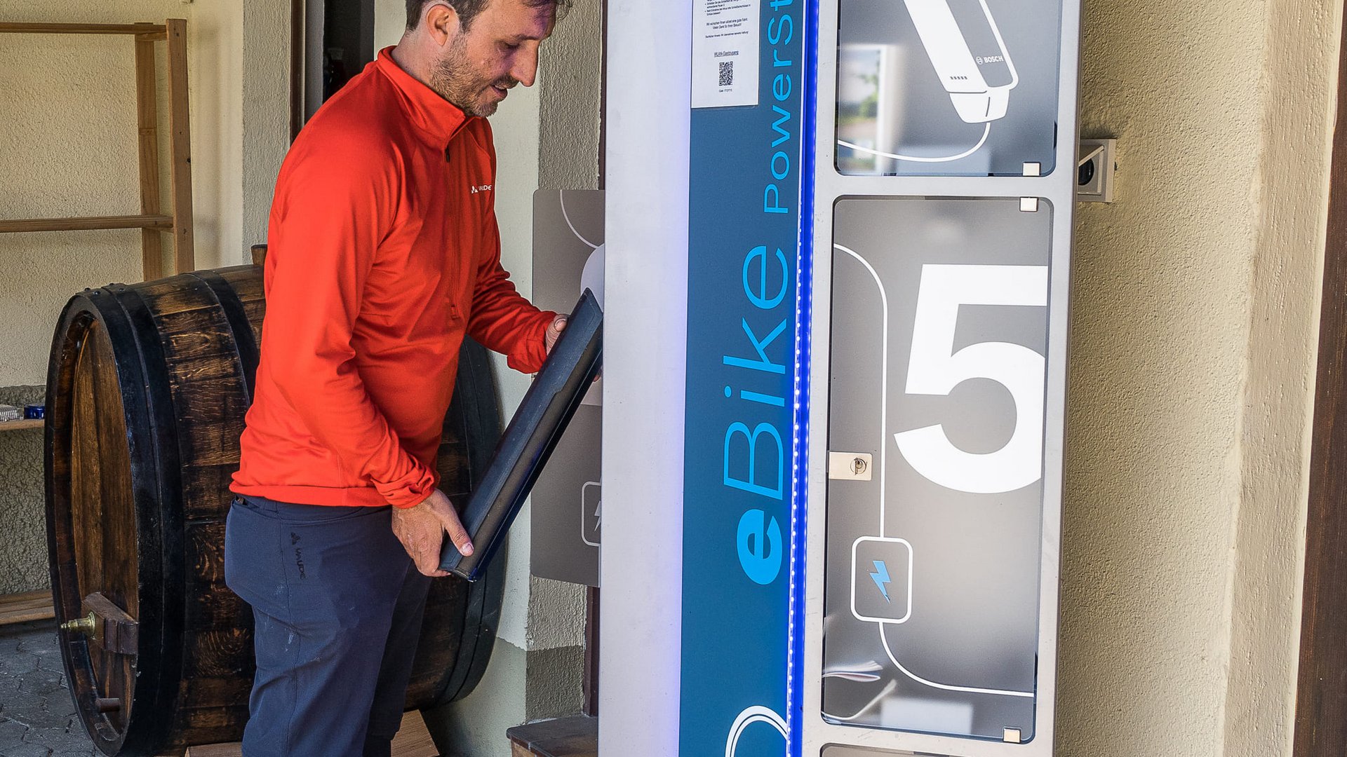 Man charging eBike battery at Bosch PowerStation