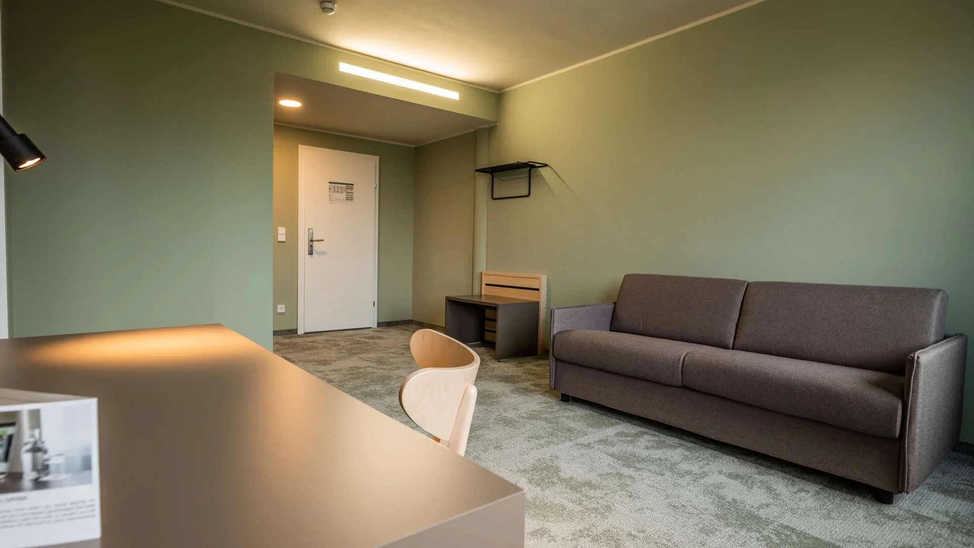 Modern ingerichte kamer met bank, bureau en stoel