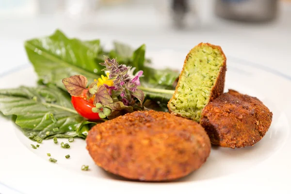 Wild garlic pot plants © Kurt Klingeisen - Heidi Klingeisen Falafel with leafy salad and tomato on a white plate
