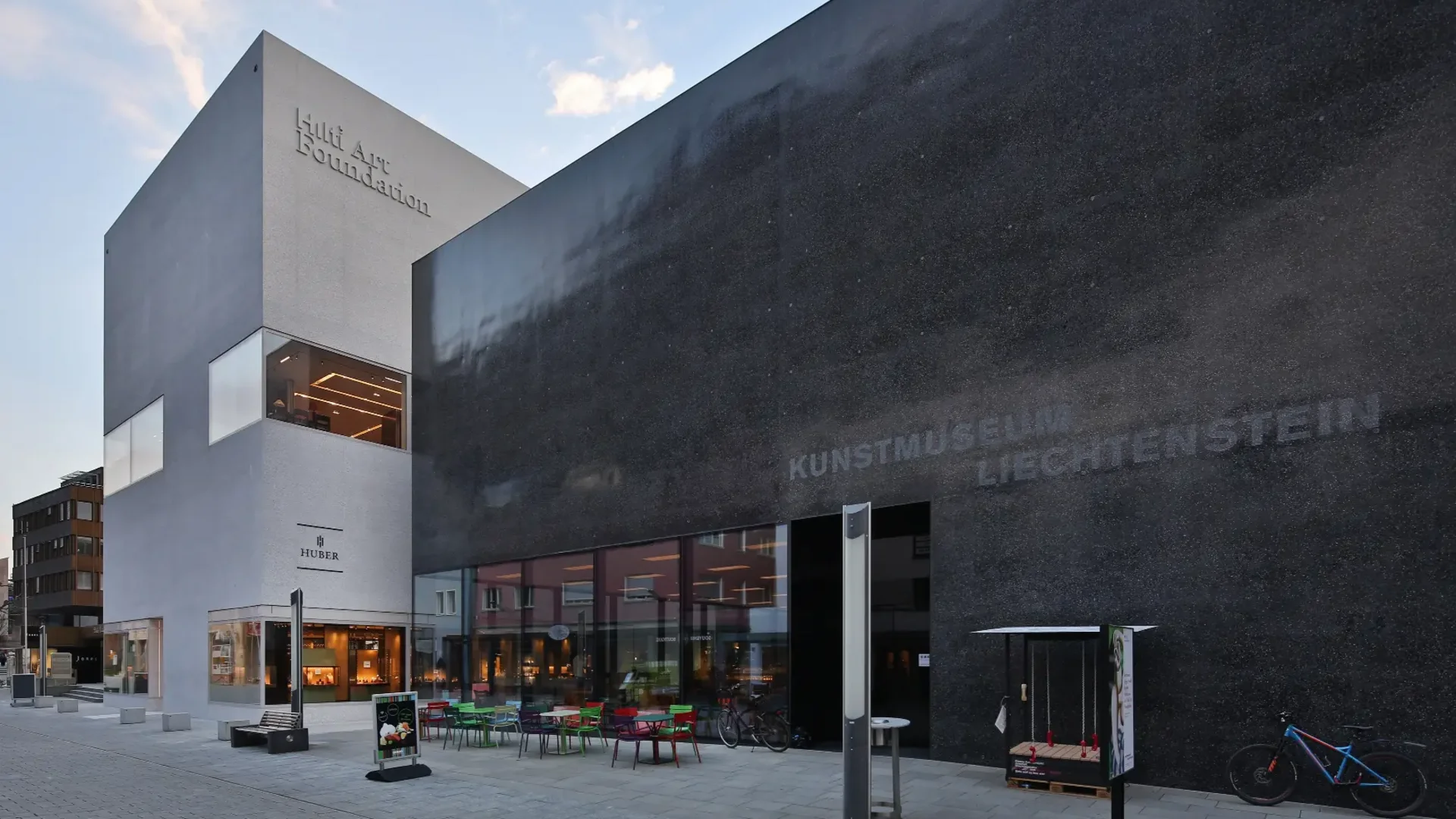 Modernes Kunstmuseum Liechtenstein mit Außensitzplätzen in der Stadt