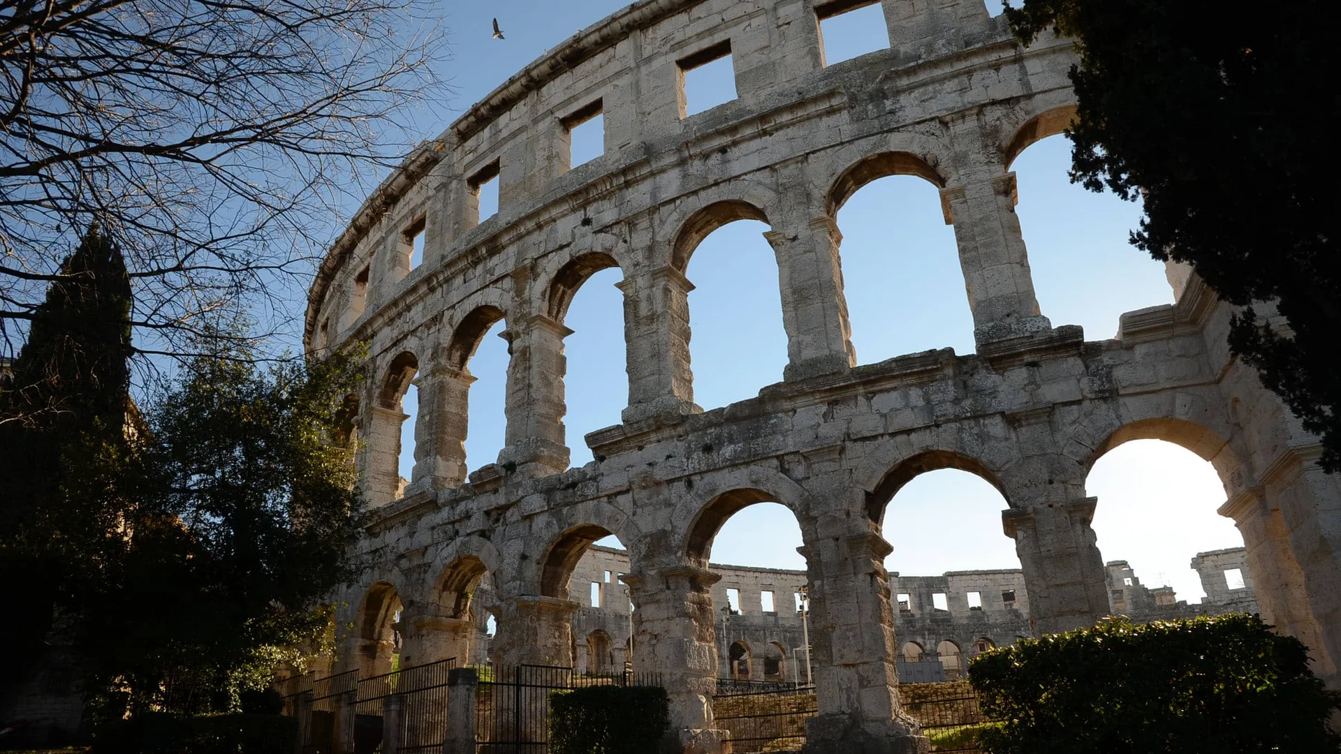 Buitenkant van het oude Romeinse amfitheater in Pula